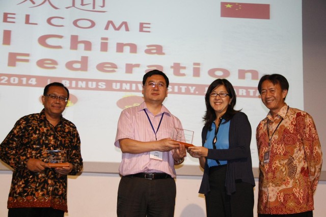 印尼青体部代表、中国青年代表团团长、我校国际关系部门代表、我校副校长互相赠送纪念品（左至右）