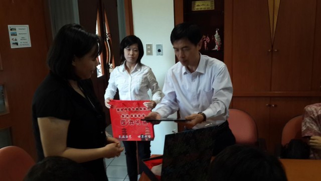 印尼阿拉扎孔子学院中方院长黄彬(右)送我校中文系主任许丽妮(左)纪念品