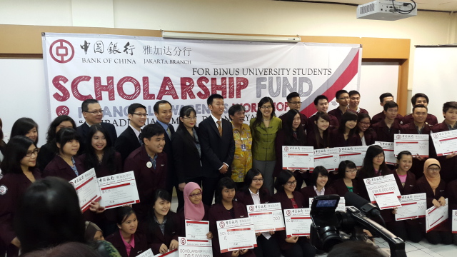 中国银行代表、我校代表与获得奖学金的学生合影