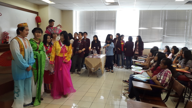中文系学生穿着中国民族服装
