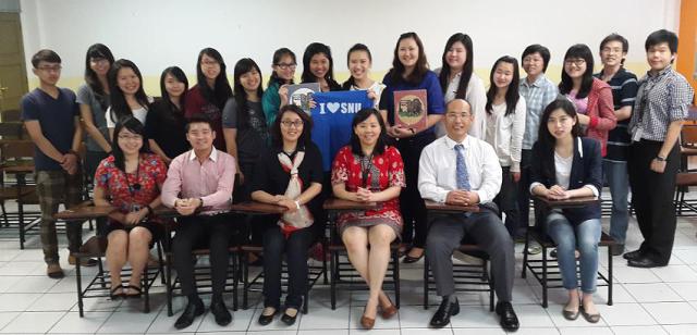 沈阳师范大学代表团与我校中文系主任、老师们与学生们合照