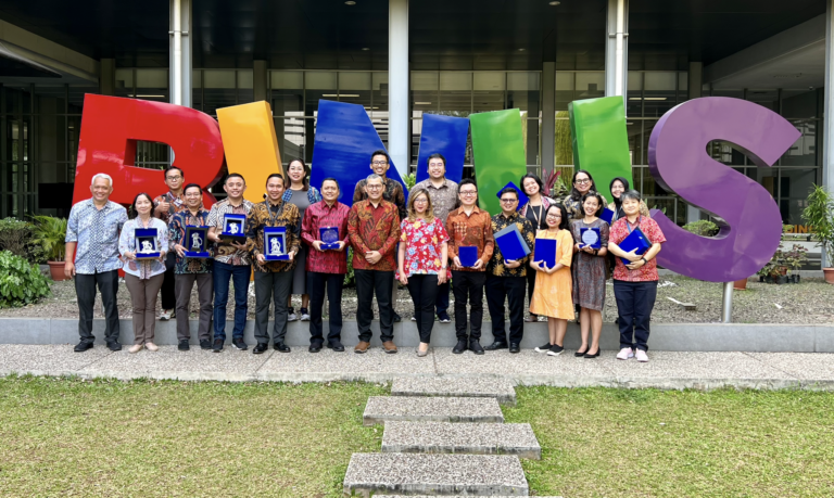 Apresiasi Atas Dosen Xuc Lin dan Mahasiswi Elvina