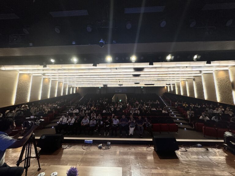 Exploring Media : Navigating the World of Journalism and News Reporting